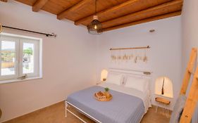 Salty Villas, Kallisti